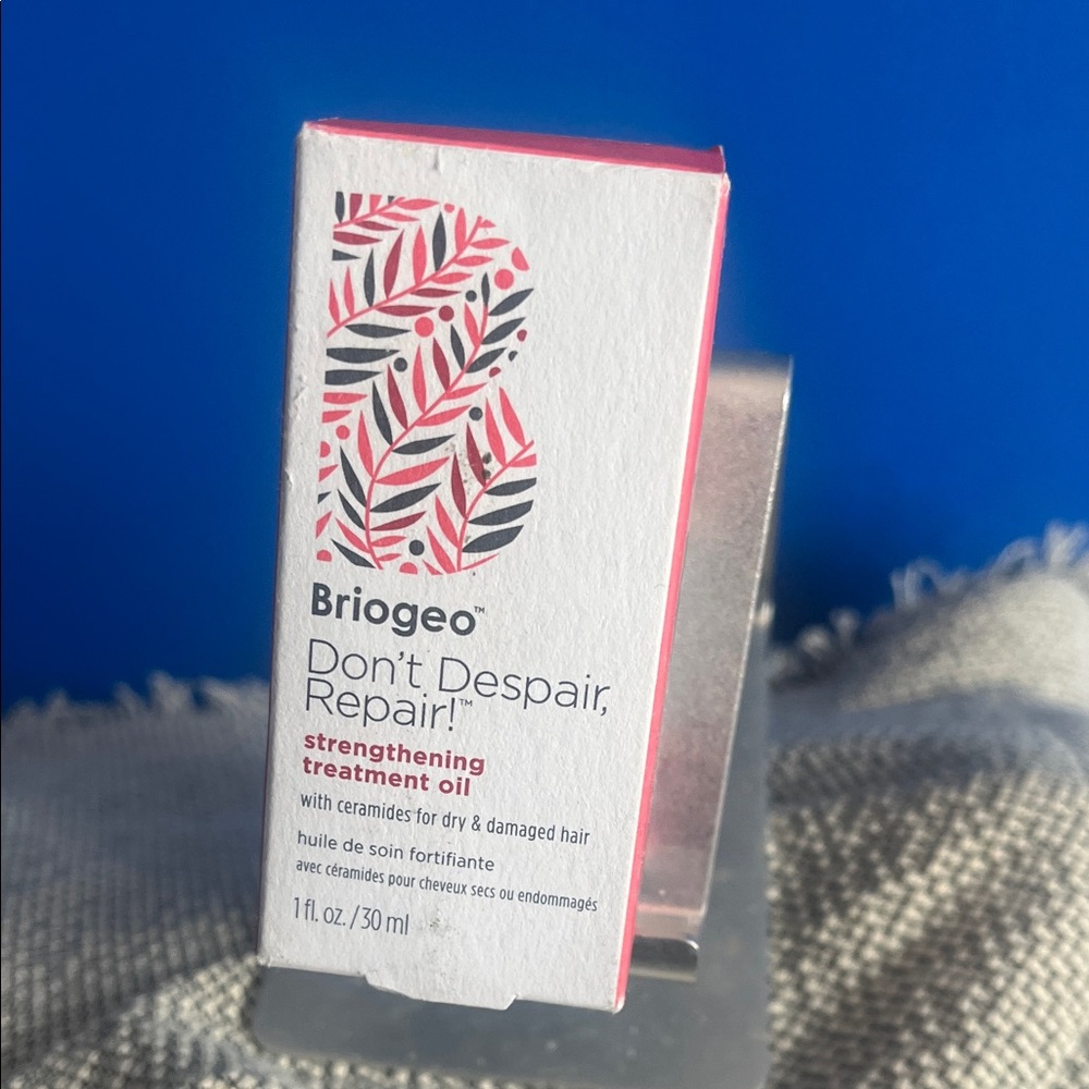 Briogeo Strengthening Treatment Oil Box — White & Pink